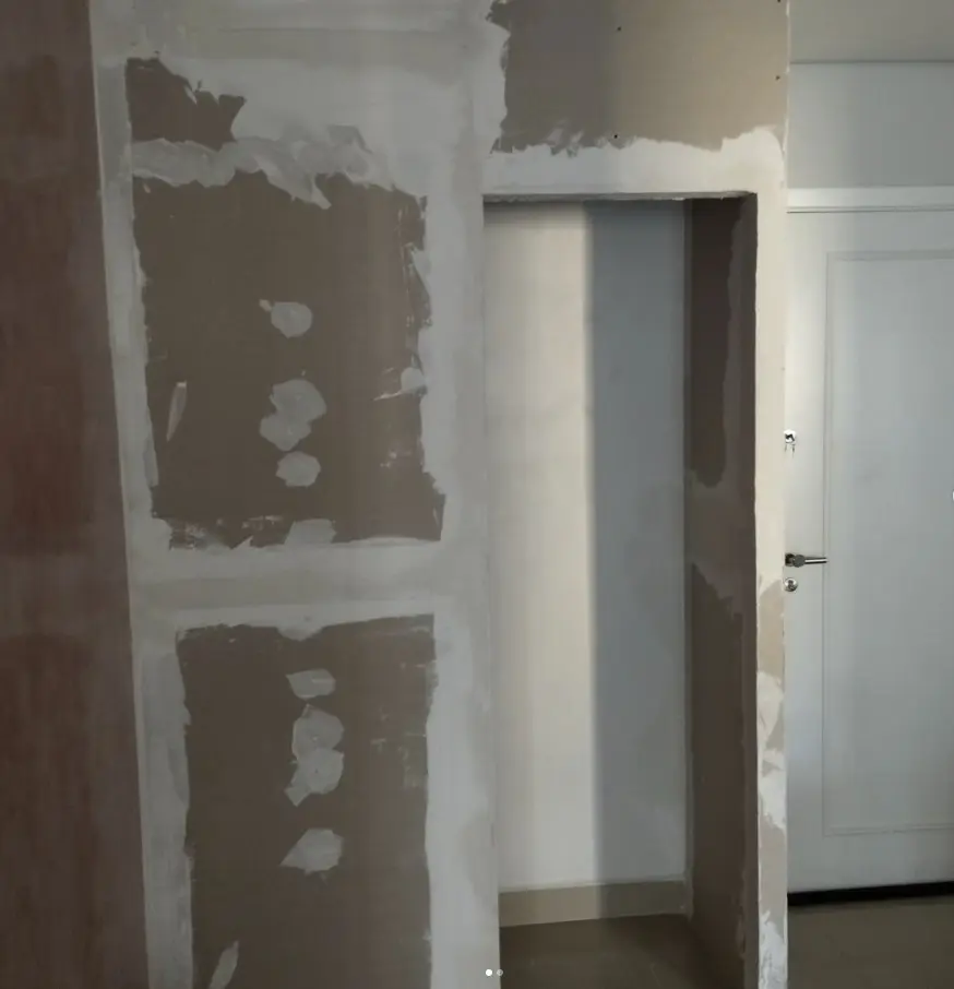 Parede de drywall com massa e fita nas juntas